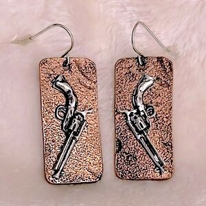 LIKE NEW! 🤠 VTG RUSTIC 2-D HAMMERED COPPER GUN PISTOL DANGLE FISH-HOOK EARRINGS